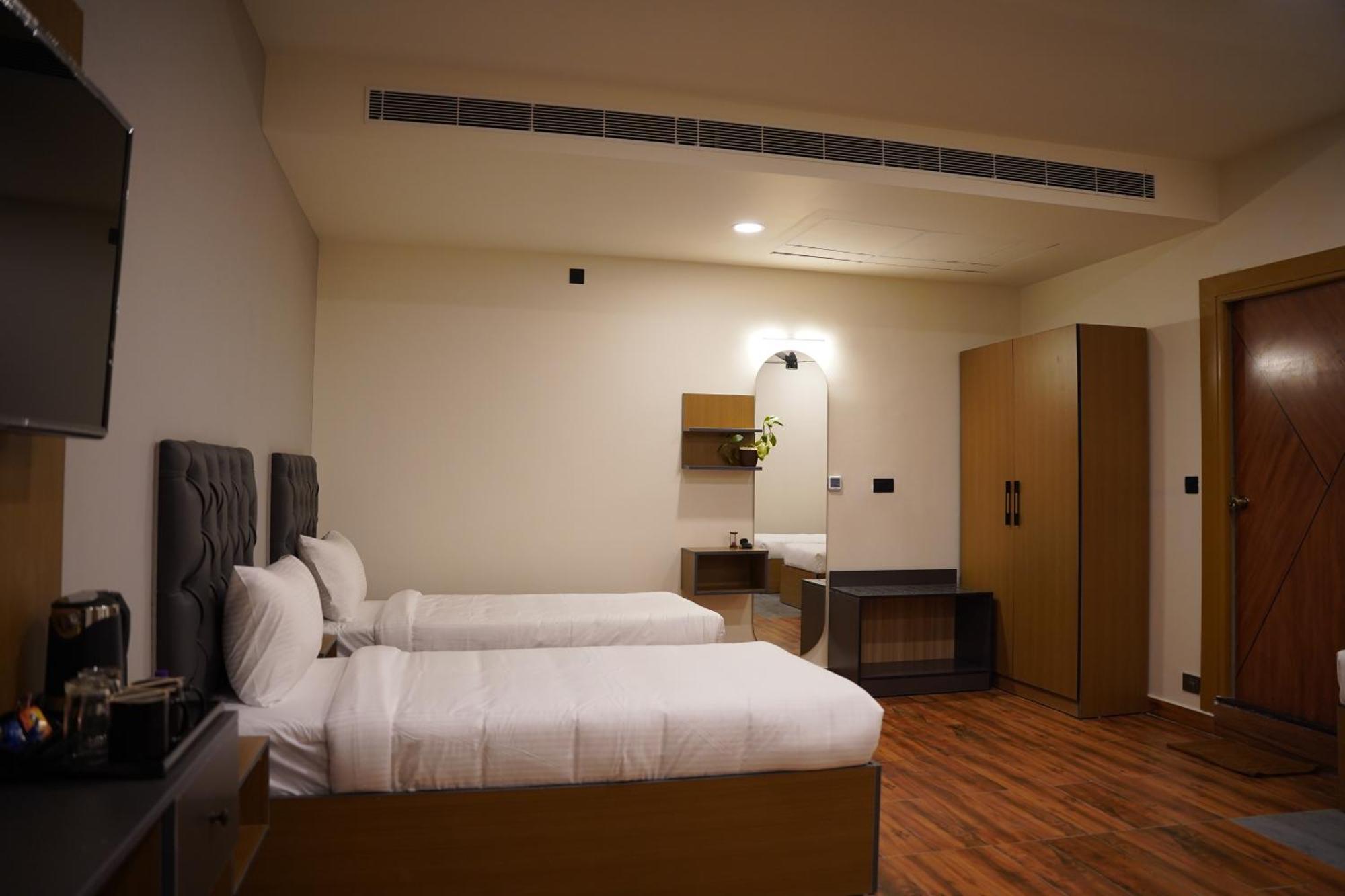 The Continental Inn & Suites Mysore Esterno foto