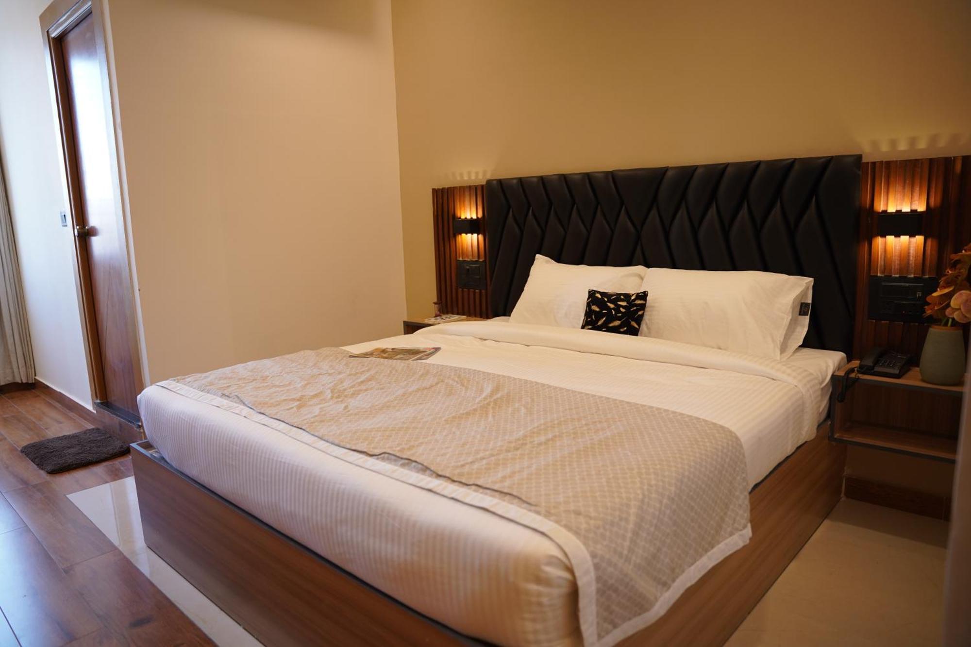 The Continental Inn & Suites Mysore Esterno foto